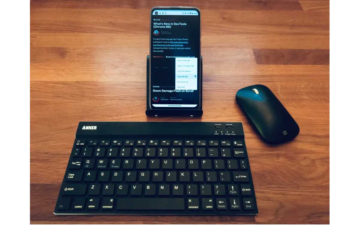 Сотовый телефон с подключенными по Bluetooth клавиатурой и мышью